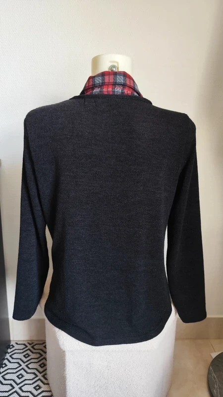 Black and red fine blouse sweater with pointed collar Size 36/38 - Armand Thiery – photo 4